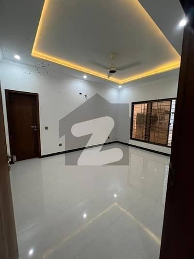Ready to move 272sq yd 4 & 5 Bedroom DDL Luxury Villa FOR SALE. Only 4km from Main Entrance of BTK. Near GRAND MOSQUE, A-Plus Quality Construction.
