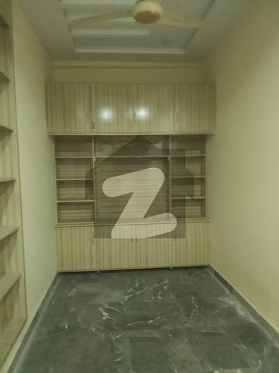 سیٹلائٹ ٹاؤن - 6 ویں روڈ سیٹیلائیٹ ٹاؤن - بلاک ڈی,سیٹیلائیٹ ٹاؤن,راولپنڈی میں 2 کمروں کا 4 مرلہ بالائی پورشن 45.0 ہزار میں کرایہ پر دستیاب ہے۔