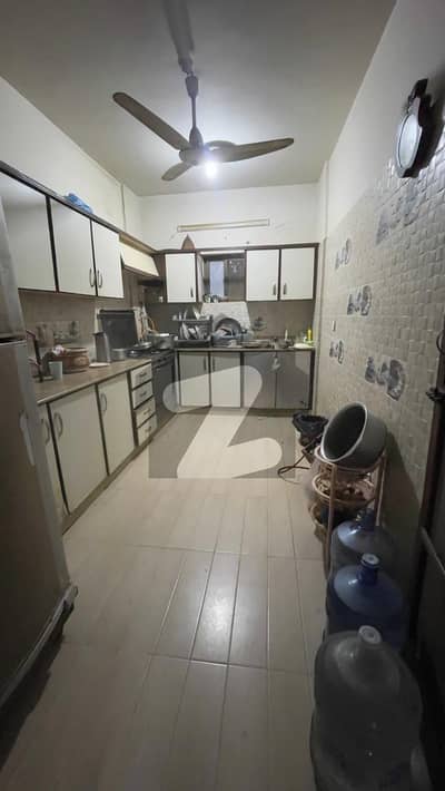 کلفٹن ۔ بلاک 7 کلفٹن,کراچی میں 3 کمروں کا 8 مرلہ فلیٹ 3.3 کروڑ میں برائے فروخت۔