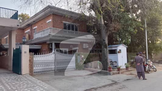 F-10 old livable house beautiful location