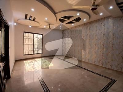 سعید کالونی فیصل آباد میں 6 کمروں کا 18 مرلہ مکان 7.0 کروڑ میں برائے فروخت۔