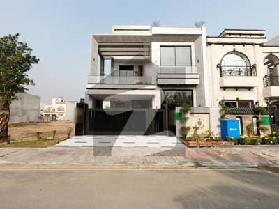 لو کاسٹ ۔ بلاک سی لو کاسٹ سیکٹر,بحریہ آرچرڈ فیز 2,بحریہ آرچرڈ,لاہور میں 5 کمروں کا 8 مرلہ مکان 3.3 کروڑ میں برائے فروخت۔