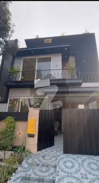 ڈی ایچ اے 9 ٹاؤن ڈیفنس (ڈی ایچ اے),لاہور میں 3 کمروں کا 5 مرلہ مکان 2.85 کروڑ میں برائے فروخت۔