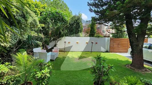 ایف ۔ 10 اسلام آباد میں 7 کمروں کا 2 کنال مکان 11.0 لاکھ میں کرایہ پر دستیاب ہے۔