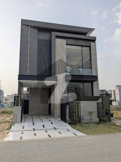 ڈی ایچ اے 9 ٹاؤن ڈیفنس (ڈی ایچ اے),لاہور میں 3 کمروں کا 5 مرلہ مکان 2.15 کروڑ میں برائے فروخت۔