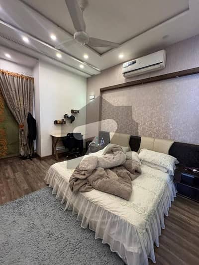 ڈی ایچ اے فیز 3 - بلاک زیڈ فیز 3,ڈیفنس (ڈی ایچ اے),لاہور میں 4 کمروں کا 2 کنال مکان 4.5 لاکھ میں کرایہ پر دستیاب ہے۔