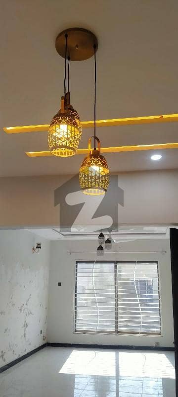 ٹاپ سٹی 1 اسلام آباد میں 4 کمروں کا 10 مرلہ مکان 1.7 لاکھ میں کرایہ پر دستیاب ہے۔