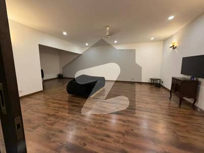 BUNGALOW FOR SALE DHA PHASE 8 500 YARD SLIGHLTY USED