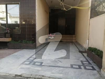 ایف ۔ 10 اسلام آباد میں 5 کمروں کا 1 کنال مکان 4.4 لاکھ میں کرایہ پر دستیاب ہے۔