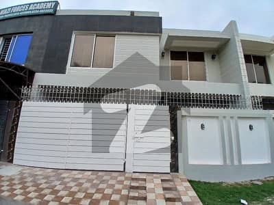 ال سکینہ ولاز بوسان روڈ,ملتان میں 4 کمروں کا 7 مرلہ مکان 1.8 کروڑ میں برائے فروخت۔