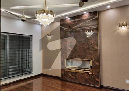 بحریہ ٹاؤن سیکٹر ای بحریہ ٹاؤن,لاہور میں 3 کمروں کا 5 مرلہ مکان 2.2 کروڑ میں برائے فروخت۔