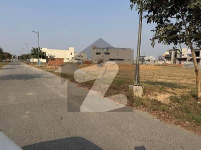 ڈی ایچ اے فیز 7 - بلاک زیڈ ڈی ایچ اے فیز 7,ڈیفنس (ڈی ایچ اے),لاہور میں 1 کنال رہائشی پلاٹ 4.69 کروڑ میں برائے فروخت۔