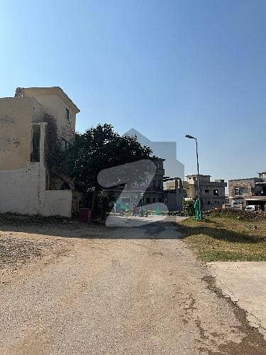 بحریہ ٹاؤن فیز 8 ۔ علی بلاک بحریہ ٹاؤن فیز 8 ۔ سفاری ویلی,بحریہ ٹاؤن فیز 8,بحریہ ٹاؤن راولپنڈی,راولپنڈی میں 7 مرلہ رہائشی پلاٹ 82.0 لاکھ میں برائے فروخت۔