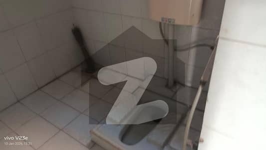 رحمان ولاز لاہور میں 3 کمروں کا 8 مرلہ مکان 1.1 لاکھ میں کرایہ پر دستیاب ہے۔