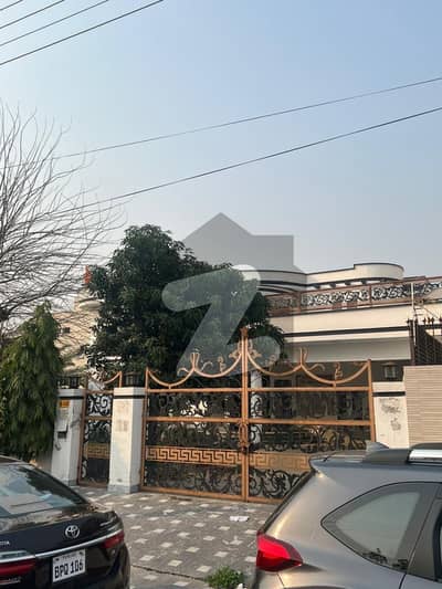 ازمیر ٹاؤن لاہور میں 6 کمروں کا 2 کنال مکان 9.0 کروڑ میں برائے فروخت۔ ازمیر ٹاؤن لاہور میں 6 کمروں کا 2 کنال مکان 9.0 کروڑ میں برائے فروخت۔