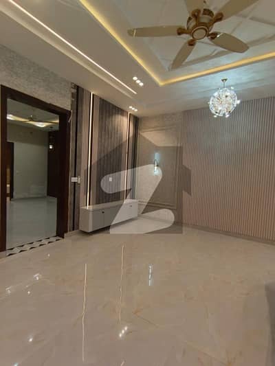 بحریہ ٹاؤن سیکٹر ای بحریہ ٹاؤن,لاہور میں 5 کمروں کا 10 مرلہ مکان 1.3 لاکھ میں کرایہ پر دستیاب ہے۔