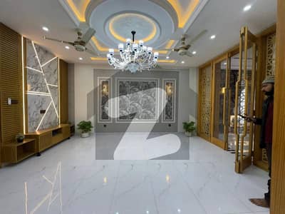 بحریہ ٹاؤن سیکٹر ای بحریہ ٹاؤن,لاہور میں 5 کمروں کا 10 مرلہ مکان 1.4 لاکھ میں کرایہ پر دستیاب ہے۔