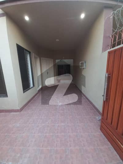 ملتان پبلک سکول روڈ ملتان میں 3 کمروں کا 6 مرلہ مکان 57.0 ہزار میں کرایہ پر دستیاب ہے۔