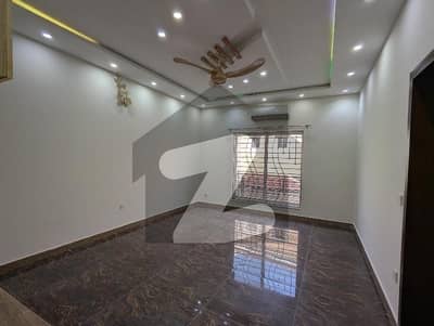 بحریہ ٹاؤن فیز 7 بحریہ ٹاؤن راولپنڈی,راولپنڈی میں 4 کمروں کا 1 کنال بالائی پورشن 1.6 لاکھ میں کرایہ پر دستیاب ہے۔