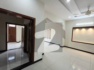 جی ۔ 15 اسلام آباد میں 5 کمروں کا 8 مرلہ مکان 1.1 لاکھ میں کرایہ پر دستیاب ہے۔