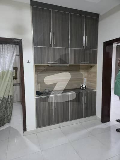 علامہ اقبال ٹاؤن لاہور میں 4 کمروں کا 10 مرلہ مکان 1.8 لاکھ میں کرایہ پر دستیاب ہے۔