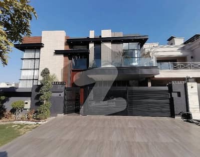 رائل آرچرڈ ملتان پبلک سکول روڈ,ملتان میں 5 کمروں کا 1 کنال مکان 8.25 کروڑ میں برائے فروخت۔