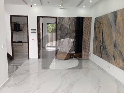 ڈی ایچ اے فیز 8 سابقہ ​​پارک ویو ڈی ایچ اے فیز 8,ڈی ایچ اے ڈیفینس,لاہور میں 2 کمروں کا 10 مرلہ زیریں پورشن 65.0 ہزار میں کرایہ پر دستیاب ہے۔