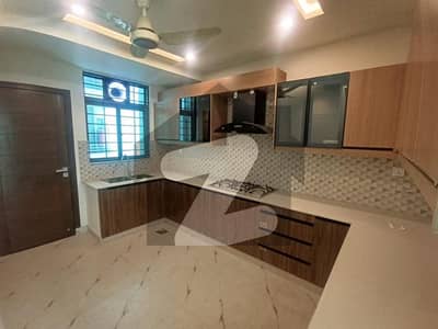 عسکری 10 عسکری,لاہور میں 4 کمروں کا 13 مرلہ فلیٹ 3.95 کروڑ میں برائے فروخت۔