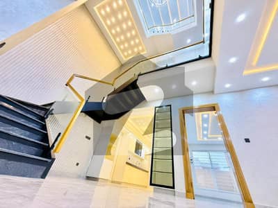 بحریہ ٹاؤن فیز 8 بحریہ ٹاؤن راولپنڈی,راولپنڈی میں 5 کمروں کا 7 مرلہ مکان 3.45 کروڑ میں برائے فروخت۔