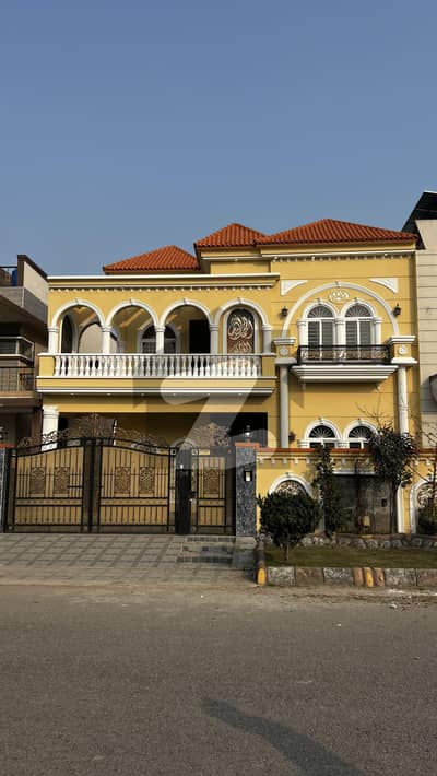 سٹی ہاؤسنگ سوسائٹی - بلاک ایف سٹی ہاؤسنگ سوسائٹی,سیالکوٹ میں 6 کمروں کا 10 مرلہ مکان 3.5 کروڑ میں برائے فروخت۔