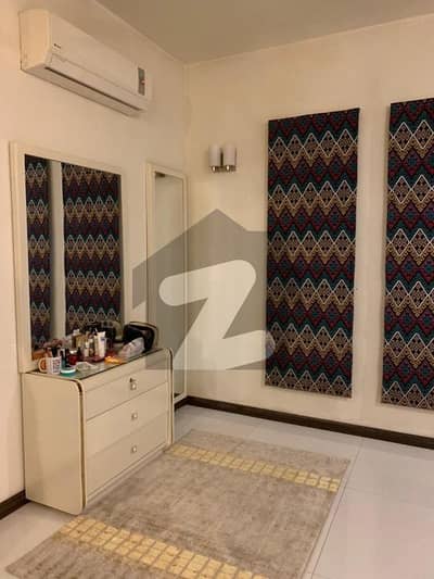 ڈی ایچ اے فیز 8 ڈی ایچ اے ڈیفینس,کراچی میں 5 کمروں کا 16 مرلہ مکان 13.5 کروڑ میں برائے فروخت۔