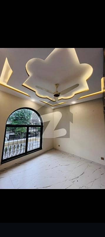 واپڈا ٹاؤن لاہور میں 6 کمروں کا 10 مرلہ مکان 5.3 کروڑ میں برائے فروخت۔