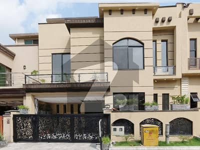 بحریہ ٹاؤن فیز 8 ۔ ابو بکر بلاک بحریہ ٹاؤن فیز 8 ۔ سفاری ویلی,بحریہ ٹاؤن فیز 8,بحریہ ٹاؤن راولپنڈی,راولپنڈی میں 5 کمروں کا 7 مرلہ مکان 2.98 کروڑ میں برائے فروخت۔