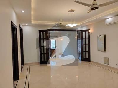 ایف ۔ 10 اسلام آباد میں 8 کمروں کا 1 کنال مکان 6.0 لاکھ میں کرایہ پر دستیاب ہے۔