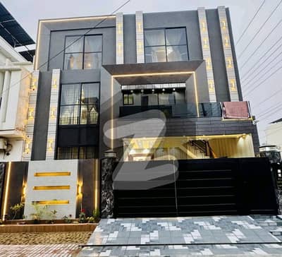 الرحمان گارڈن فیز 2 الرحمان گارڈن,لاہور میں 5 کمروں کا 8 مرلہ مکان 3.88 کروڑ میں برائے فروخت۔