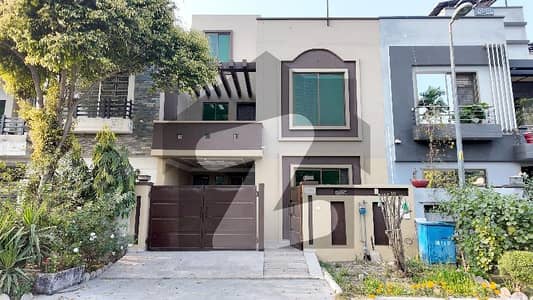 Perfect Facing Park 5 Marla House In Bahria Nasheman - Sunflower For sale