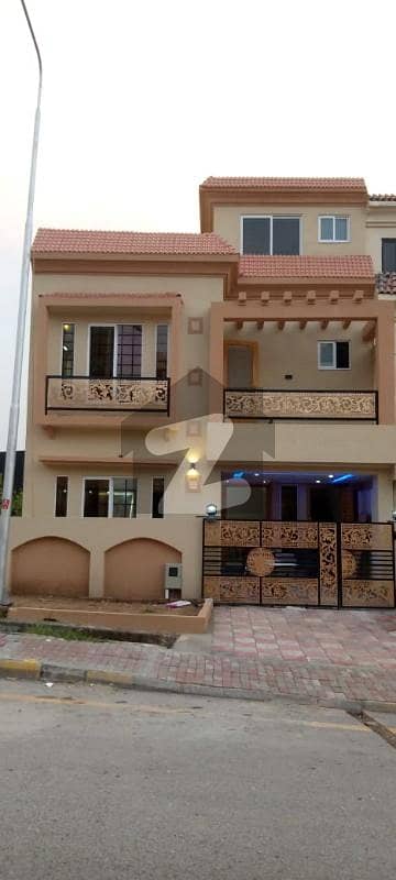 بحریہ ٹاؤن فیز 8 ۔ رفیع بلاک بحریہ ٹاؤن فیز 8,بحریہ ٹاؤن راولپنڈی,راولپنڈی میں 3 کمروں کا 5 مرلہ مکان 2.18 کروڑ میں برائے فروخت۔