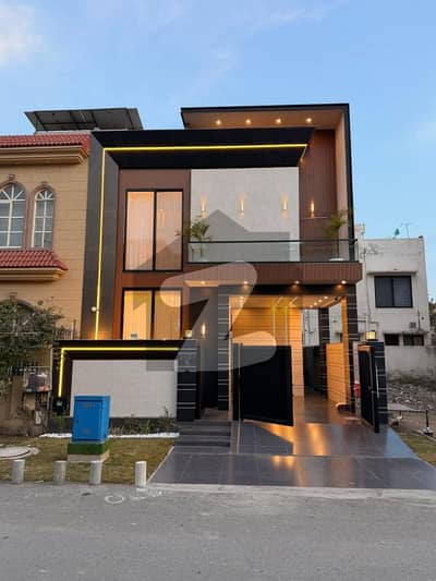 5 MARLA MODERN HOUSE FOR SALE IN DHA 9 TOWN.
