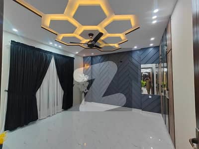 بحریہ ٹاؤن سیکٹر ای بحریہ ٹاؤن,لاہور میں 5 کمروں کا 10 مرلہ مکان 1.3 لاکھ میں کرایہ پر دستیاب ہے۔