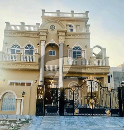 سٹی ہاؤسنگ سوسائٹی گوجرانوالہ میں 5 کمروں کا 10 مرلہ مکان 3.9 کروڑ میں برائے فروخت۔