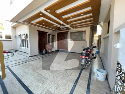 10 Marla Beautiful Boulevard House For Sale