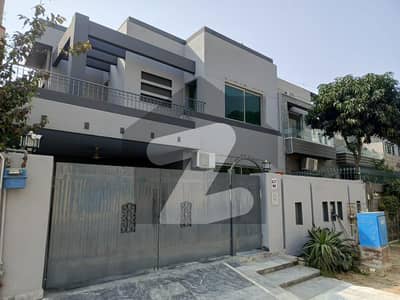 ڈی ایچ اے فیز 8 سابقہ ایئر ایوینیو ڈی ایچ اے فیز 8,ڈی ایچ اے ڈیفینس,لاہور میں 4 کمروں کا 10 مرلہ مکان 3.95 کروڑ میں برائے فروخت۔