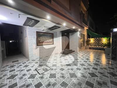 بحریہ ٹاؤن لاہور میں 5 کمروں کا 10 مرلہ مکان 5.5 کروڑ میں برائے فروخت۔