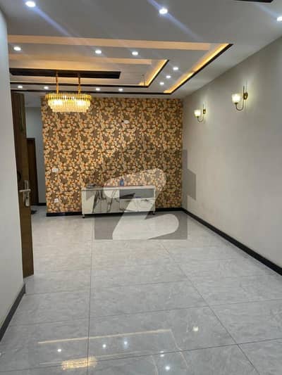 نواب ٹاؤن لاہور میں 5 کمروں کا 5 مرلہ مکان 2.1 کروڑ میں برائے فروخت۔