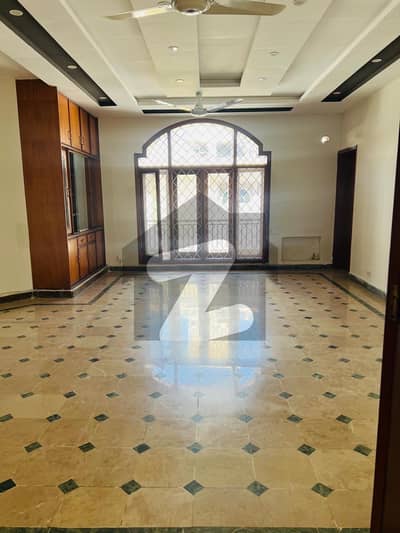 ایف ۔ 7 اسلام آباد میں 3 کمروں کا 1 کنال بالائی پورشن 3.5 لاکھ میں کرایہ پر دستیاب ہے۔