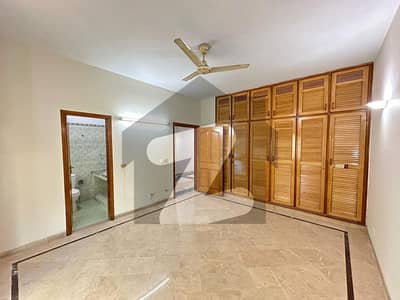 آئی ۔ 8/2 آئی ۔ 8,اسلام آباد میں 5 کمروں کا 12 مرلہ مکان 10.5 کروڑ میں برائے فروخت۔