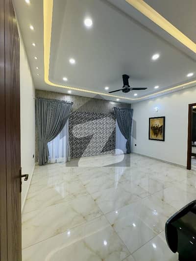 رائل آرچرڈ ملتان پبلک سکول روڈ,ملتان میں 6 کمروں کا 1 کنال مکان 7.7 کروڑ میں برائے فروخت۔