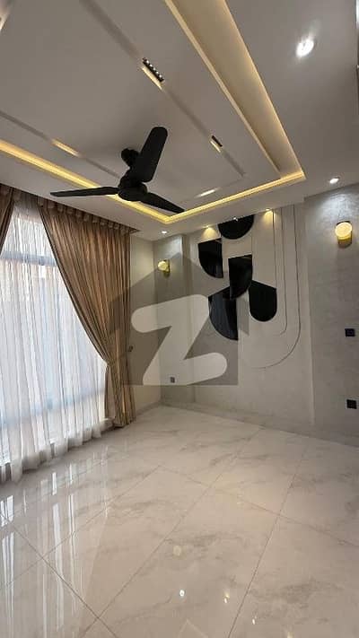 ٹاپ سٹی 1 اسلام آباد میں 2 کمروں کا 5 مرلہ فلیٹ 1.25 کروڑ میں برائے فروخت۔