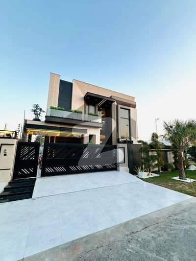 ٹاپ سٹی 1 اسلام آباد میں 5 کمروں کا 14 مرلہ مکان 5.7 کروڑ میں برائے فروخت۔