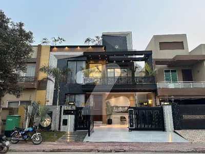 بحریہ ٹاؤن سیکٹر سی بحریہ ٹاؤن,لاہور میں 5 کمروں کا 10 مرلہ مکان 5.8 کروڑ میں برائے فروخت۔